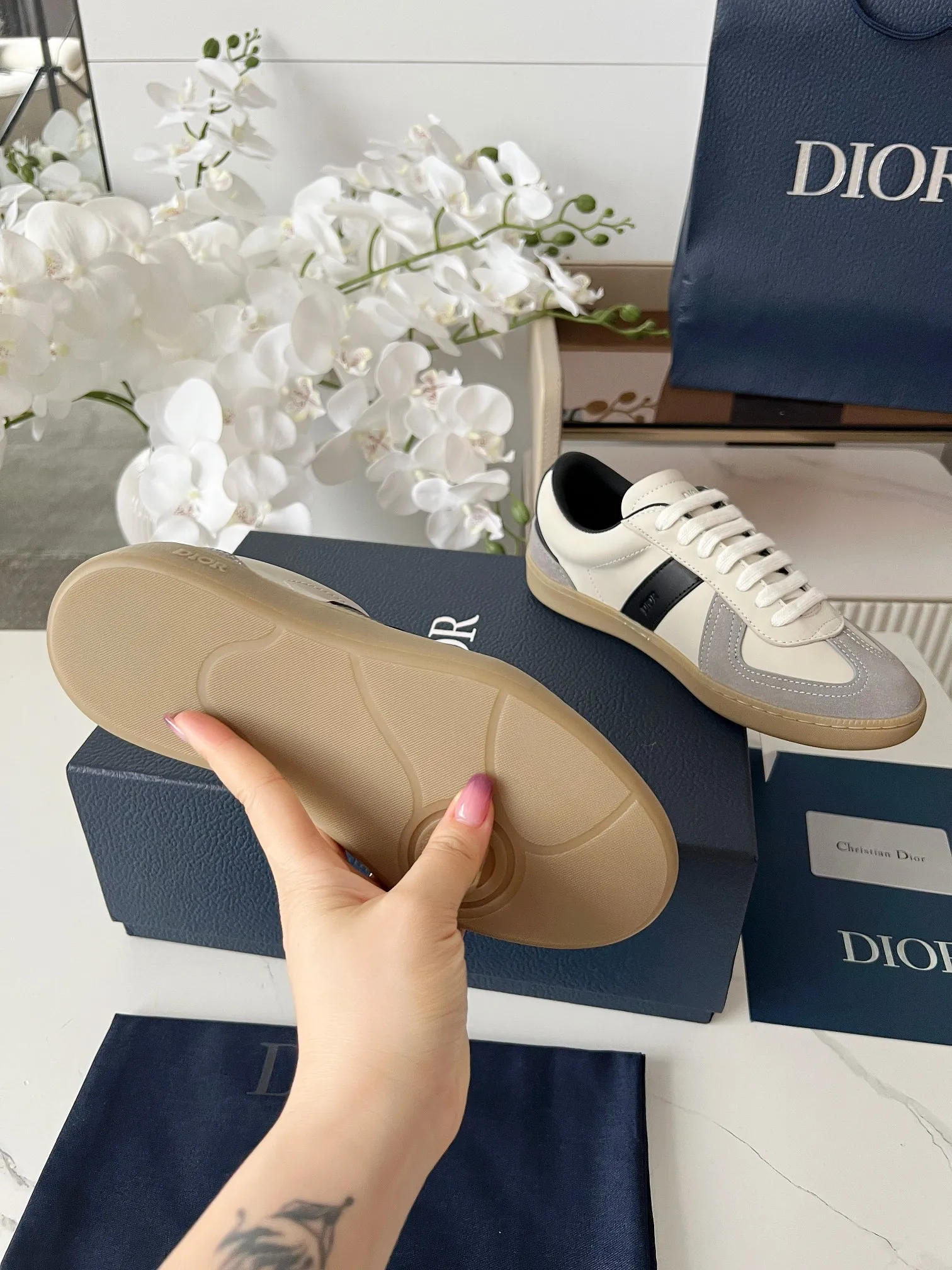 Men's Men's Shoes💰420 [New Style]🍿🍿Dior Dior Size: 38-44 (45 customized) 2025 new Dior B01 top version of moral training shoes! ! ! Made of white and brown first-layer cowhide, paired with white high-mercerized smooth suede, the upper is fully oiled and the original TPU molded outsole. New to the Fall 2025 collection, this sneaker marks the return of Dior’s classic style, reinterpreted in a stylish and elegant silhouette. Crafted from brown and white smooth first-grain cowhide, it's decorated with white high-mercerized cow suede splicing to enhance the style. Lined in tonal silk sheepskin, the shoe is finished with the Dior logo on the tongue and inner sides, and the CD icon on the heel. Paired with amber Tpu non-slip soles, it can be matched with various styles to create a sophisticated look.